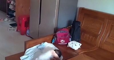 Nghỉ hè mẹ gửi con sơ sinh về quê cho bà nội chăm, nào ngờ xem camera ở nhà liền không thể bình tĩnh