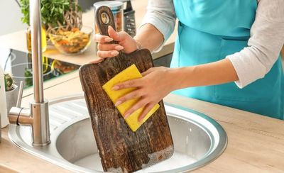 Thớt gỗ xuất hiện đốm mốc đừng vội bỏ: 4 cách làm sạch đơn giản giúp lấy lại độ an toàn khi chế biến thực phẩm