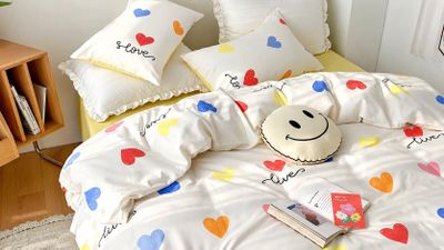 Không phải mua sắm quần áo: Đây mới là 5 món đồ khiến nhà chật, ví tiền chị em mỏng đi từng ngày