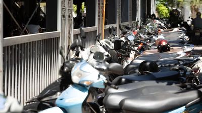 Những vật dụng tuyệt đối không nên để trong cốp xe máy mùa nắng nóng