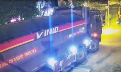 Tàu hỏa tông xe ben, tài xế may mắn thoát nạn trong gang tấc