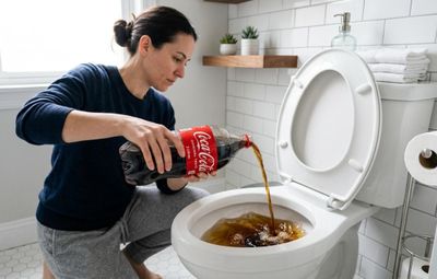 Đổ Coca-cola xuống bồn cầu có tác dụng gì?