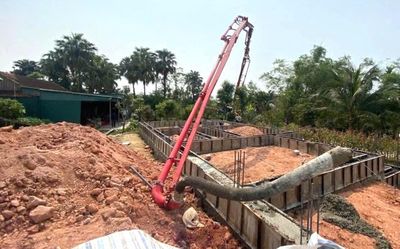 Cần bơm bê tông đổ sập khiến công nhân tử vong, tài xế bị khởi tố