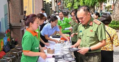 Lan tỏa lối sống xanh từ ngày hội đổi rác lấy quà