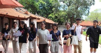 Sĩ tử xin chữ cầu may, háo hức nhận 'xoài Đăng khoa' tại Văn Miếu - Quốc Tử Giám