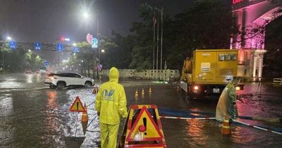 Thoát nước Hà Nội ứng trực đêm, xử lý úng ngập sau mưa lớn
