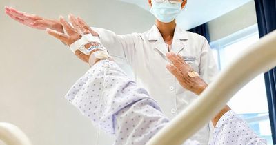 Đột quỵ trong lúc ăn cơm, cụ ông U100 hồi phục bất ngờ nhờ một quyết định của gia đình