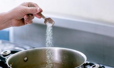 Ăn quá nhiều muối: 'Kẻ giết người thầm lặng' trong bữa ăn hằng ngày