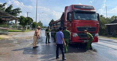 Tạm giữ tài xế xe đầu kéo gây tai nạn khiến 2 người thương vong