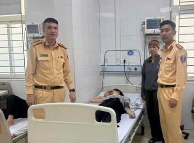 Dùng xuồng cao tốc đưa nữ thuyền viên nghi tai biến đi cấp cứu