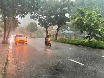 Không khí lạnh bao trùm, giữa hè mà Bắc bộ mát mẻ như Đà Lạt