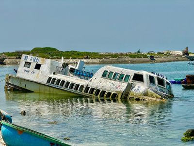 Nhiều xác tàu tiền tỷ bỏ hoang ở vũng neo đậu biển Lý Sơn