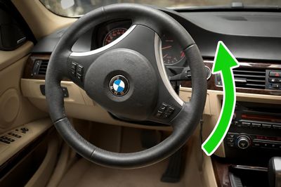 Vì sao vô lăng có thể tự trả lái về vị trí thẳng sau khi vào cua?