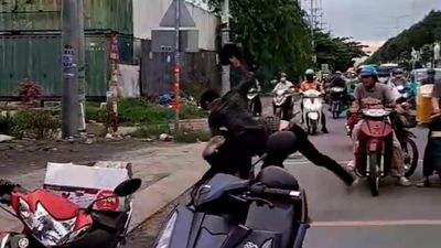 Hai người đàn ông đánh tới tấp nam thanh niên giữa đường ở TP.HCM