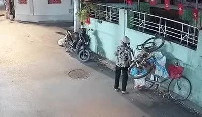 Dựng xe đạp trước cửa, chủ nhà sốc khi cô đồng nát 'tiện tay nhặt'