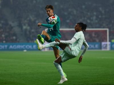 FIFA áp dụng luật mới, Olise lập tức bị ảnh hưởng