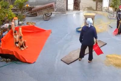 Bể bơi của đám trẻ bất ngờ bung thành, cả sân thóc ngập nước