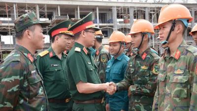 Chính ủy Quân khu 5 thăm, động viên bộ đội tăng cường, hỗ trợ thi công, xây dựng trường liên cấp trên tuyến biên giới tỉnh Đắk Lắk
