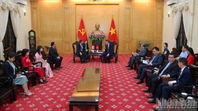 Đồng chí Đoàn Minh Huấn tiếp Đoàn Đảng Hành động Nhân dân Singapore và Đoàn Đảng Mặt trận Cách mạng vì một Timor-Leste độc lập