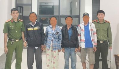 Công an xã giúp đỡ cụ ông đi lạc
