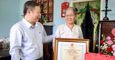 Trưởng Ban Tuyên giáo và Dân vận Thành ủy TPHCM thăm, chúc thọ nữ thương binh tròn 90 tuổi