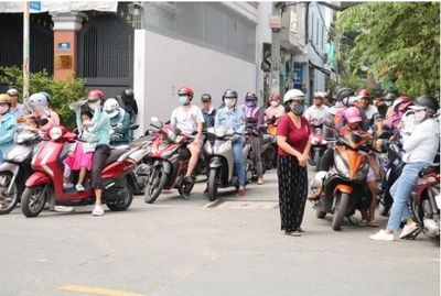 Tản mạn: Mẹ và cánh cổng trường thi