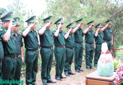 Đoàn công tác Bộ Tư lệnh Bộ đội Biên phòng dâng hương viếng mộ Đại tướng Võ Nguyên Giáp