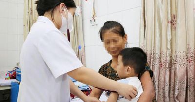 Khói thuốc trong nhà làm tăng nguy cơ viêm phổi, hen tái phát ở trẻ