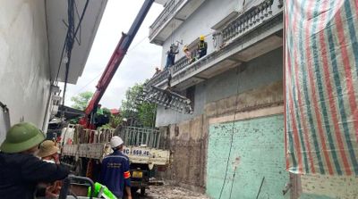Vụ xịt nước vào thợ xây ở Hà Nội: Tháo dỡ phần ban công lấn chiếm