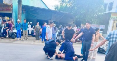 Gặp người nguy kịch trên đường, nhóm y bác sĩ lao vào cấp cứu nạn nhân