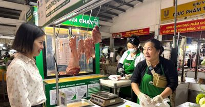 Lần đầu đưa thịt lợn 'tick xanh trách nhiệm' vào chợ truyền thống TP Hồ Chí Minh