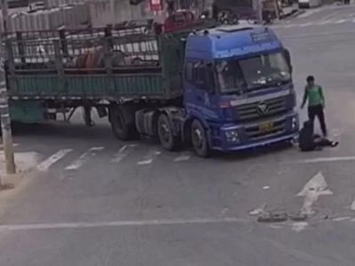 Cụ bà 68 tuổi bị cuốn vào gầm xe tải rồi tự bò ra ngoài trong sự kinh ngạc của mọi người