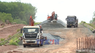 Đồng Phú tăng tốc thi công '3 ca, 4 kíp' tại các công trình trọng điểm
