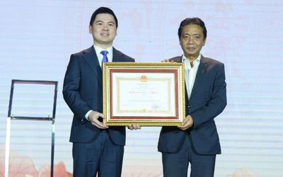 CLB bóng đá Hà Nội vinh dự đón nhận Huân chương Lao động hạng Nhì
