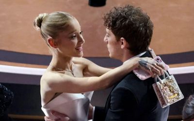 Khán giả phản ứng trước tin Ariana Grande và Ethan Slater chia tay sau 3 năm hẹn hò