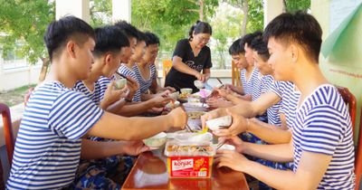 Ấm lòng bữa cơm bên những ngôi nhà nghĩa tình
