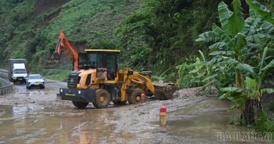 Thông xe trở lại tại điểm sạt lở trên Quốc lộ 279 qua xã Dương Quỳ