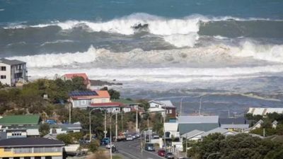 New Zealand: Sơ tán khẩn cấp người dân do sóng cao 11 mét ập vào bờ biển thủ đô