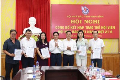 Công bố kết nạp, trao thẻ hội viên Hội Nhà báo Việt Nam