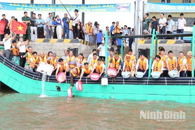 Thả hơn 1 triệu con giống và phát động toàn dân tham gia bảo vệ, thả giống tái tạo nguồn lợi thủy sản