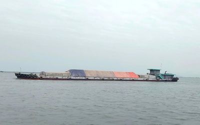 Giông lốc xuất hiện bất ngờ tại Quảng Ninh, tàu thuyền được yêu cầu nâng mức cảnh giác