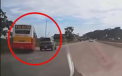 Đang vượt trên QL1A, xe buýt lao xuống ruộng vì cú chuyển hướng của xe con