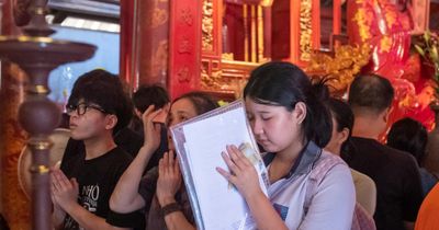 Sĩ tử nườm nượp đổ về Văn Miếu cầu may trước giờ thi tốt nghiệp THPT 2026