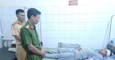 Thăm hỏi, động viên cán bộ CSGT bị thương khi làm nhiệm vụ