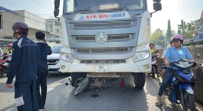 Giải cứu người bị kẹt dưới gầm xe trộn bê tông bằng kích thủy lực