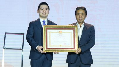 CLB Hà Nội nhận Huân chương Lao động hạng Nhì nhân 20 năm thành lập