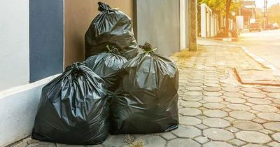 Bí ẩn túi quần áo cũ vứt xó biệt thự: Cảnh sát vào cuộc khẩn cấp khi thấy thứ bên trong