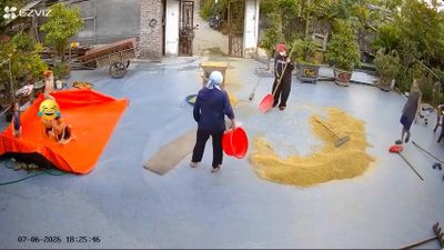 Vẻ đáng thương của ông bà khi 'khối nghỉ hè' đánh sập bể bơi, làm trôi tạ thóc