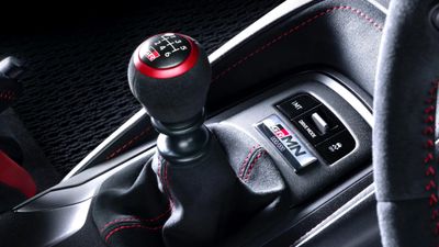 Toyota làm hộp số sàn giả lập cho xe điện: Có cần số, chân côn, 'biết' chết máy