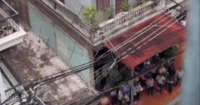 Cưỡng chế phá dỡ ban công nhà người đàn ông xịt nước vào thợ xây ở Hà Nội